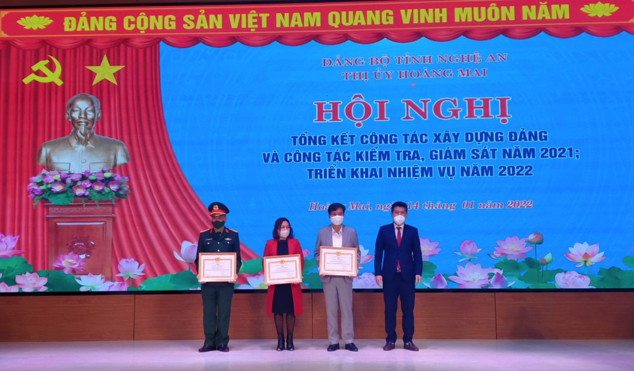 Đảng ủy phường Quỳnh Xuân vinh dự là đơn vị cơ sở duy nhất đạt danh hiệu  Trong sạch vững mạnh tiêu biểu được Thị ủy Hoàng Mai tặng giấy khen
