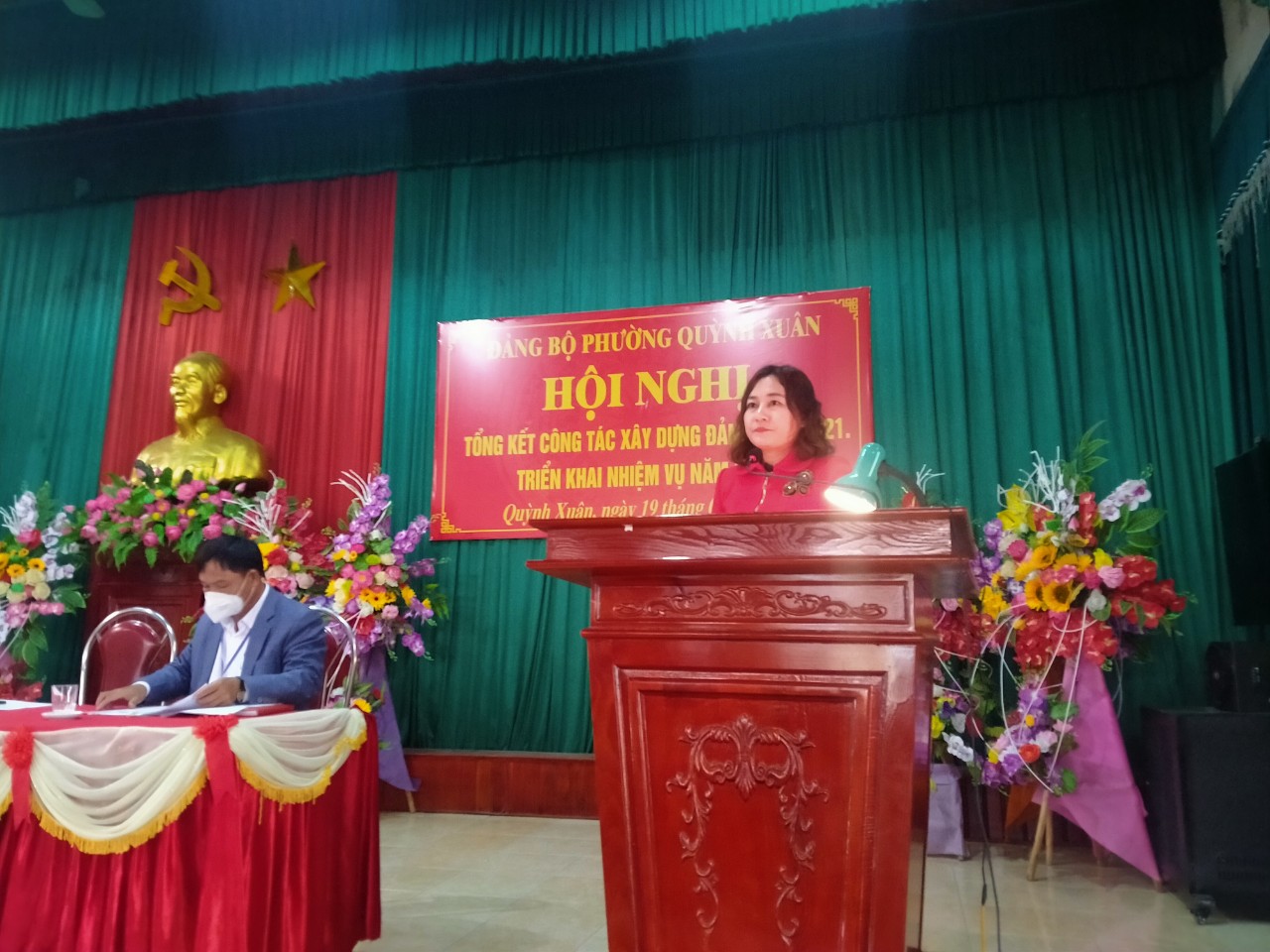 Đồng chí Nguyễn Thị Mai, Bí thư Đảng ủy báo cáo chính trị tại Hội nghị tổng kết Công tác Xây dựng Đảng năm 2021
