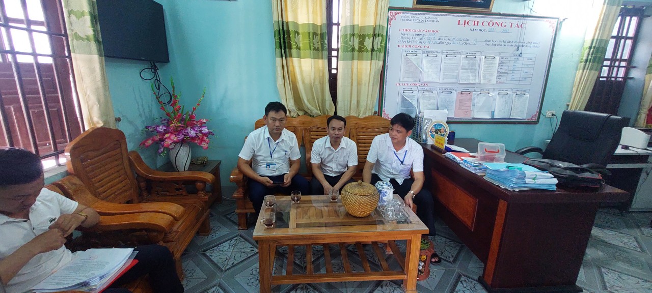 Đ/c Hồ Văn Bình, PCT UBND phường làm việc với các trường học để chuẩn bị tốt nhất các điều kiện trước khi bước vào năm học mới