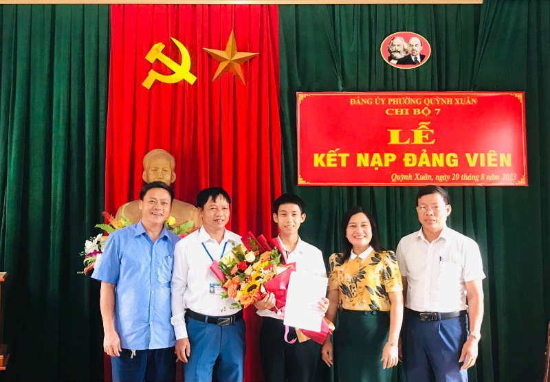 BTV Đảng ủy và đại diện chi bộ 7 tặng hoa chúc mừng tân đảng viên