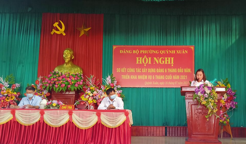Đồng chí Nguyễn Thị Mai, Bí thư Đảng ủy phát biểu khai mạc hội nghị
