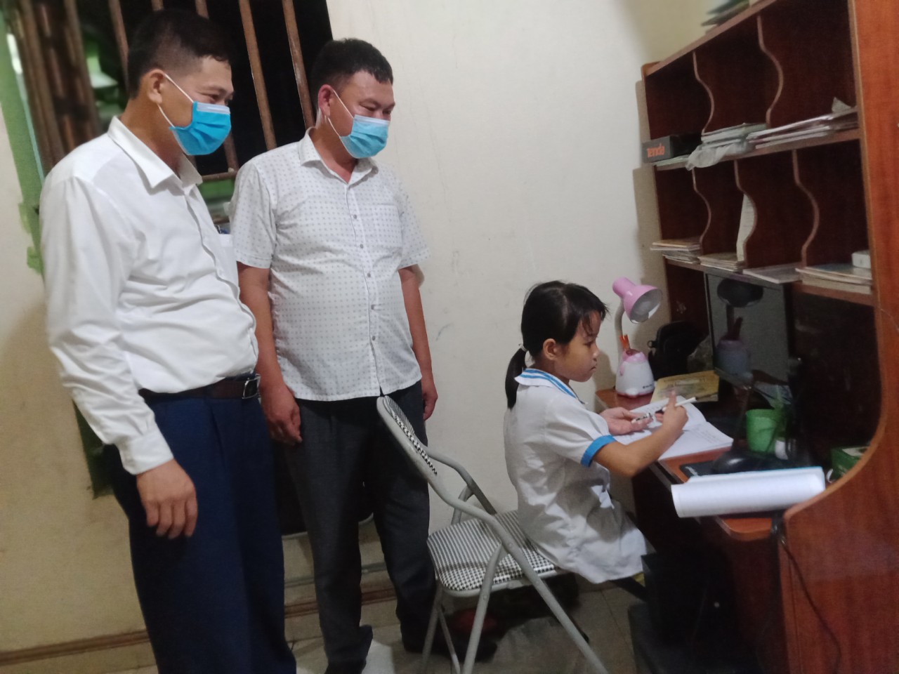 Đ/c Hồ Văn Bình, PCT UBND phường cùng Thầy Phan Văn Sáng, Hiệu trưởng trường THQXB đi kiểm tra việc học trực tuyến tại nhà của học sinh thời điểm thực hiện CT15.