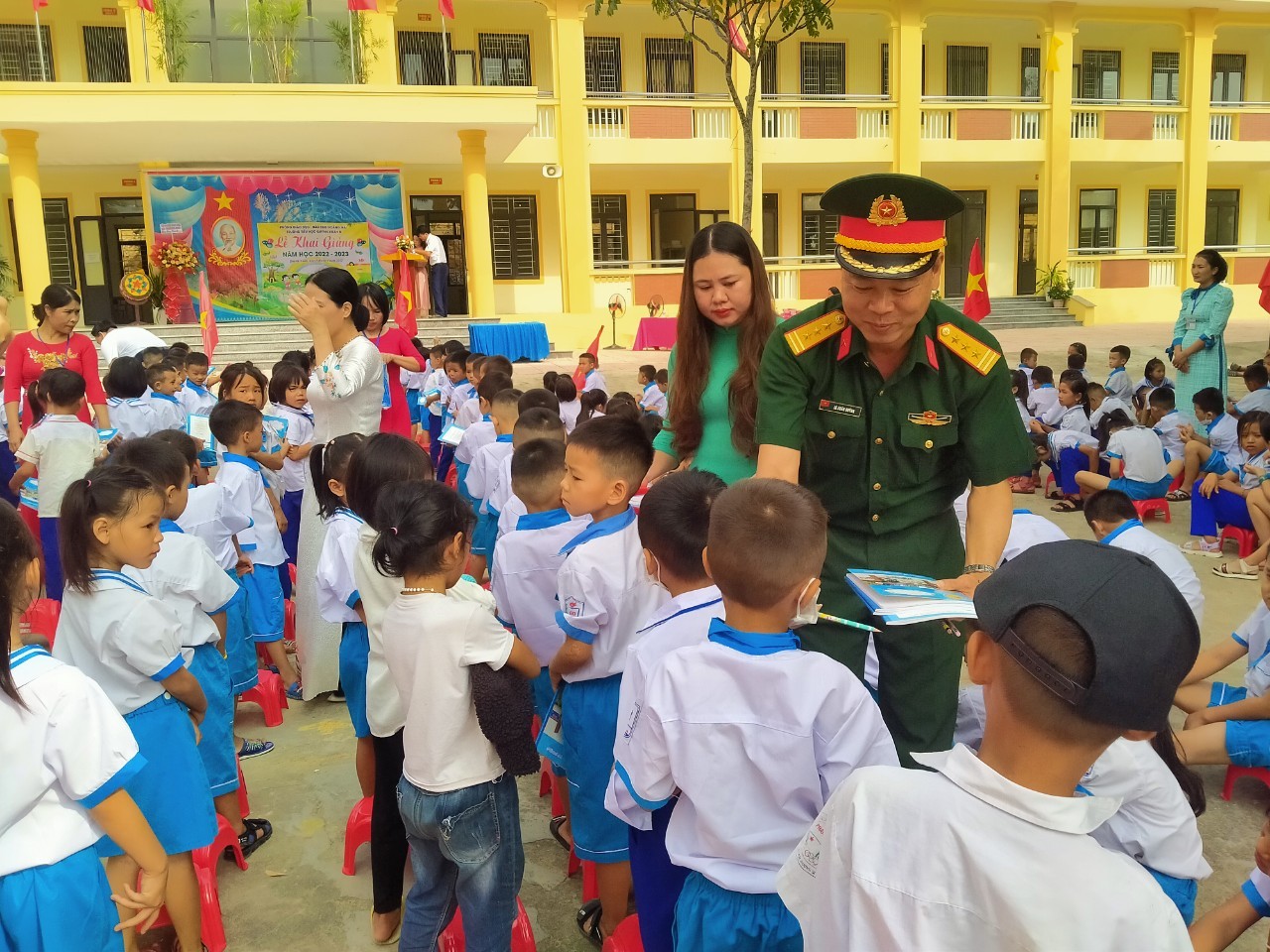 Đ/c Lê Xuân Quỳnh, UVBTV Thị ủy, CHT BCHQS thị xã Hoàng Mai và các thành viên trong đoàn dự và tặng quà cho các em học sinh
