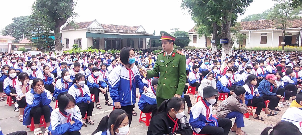 Đoàn thanh niên phường Quỳnh Xuân phối hợp với Công An phường Quỳnh Xuân tổ chức tuyên truyền giáo dục pháp luật tại trường THCS Quỳnh Xuân